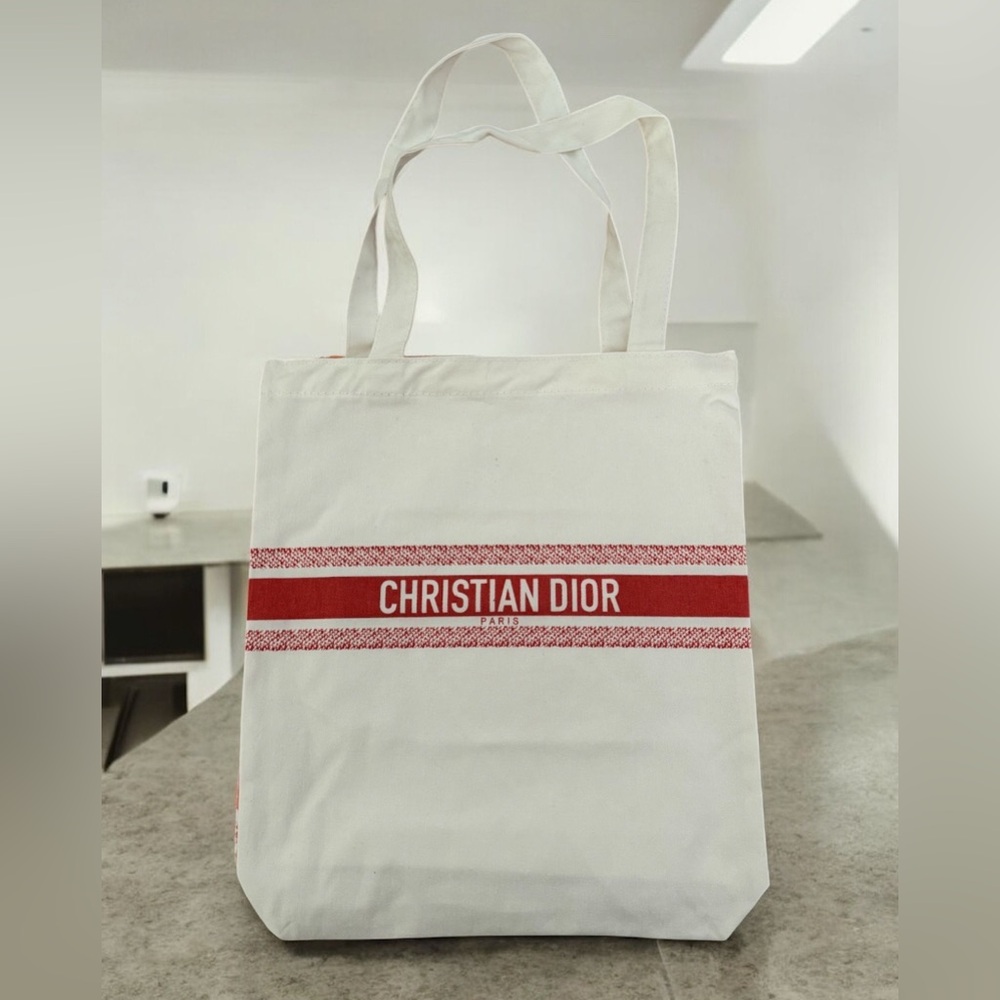 ✨💎BNWT💎✨Lmtd. Edition CHRISTIAN DIOR VIP Tote in coral color.